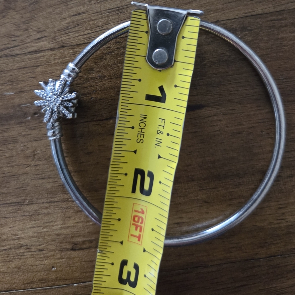 Pandora Elegant Silver Bangle with Starburst Design - Picture 2 of 6